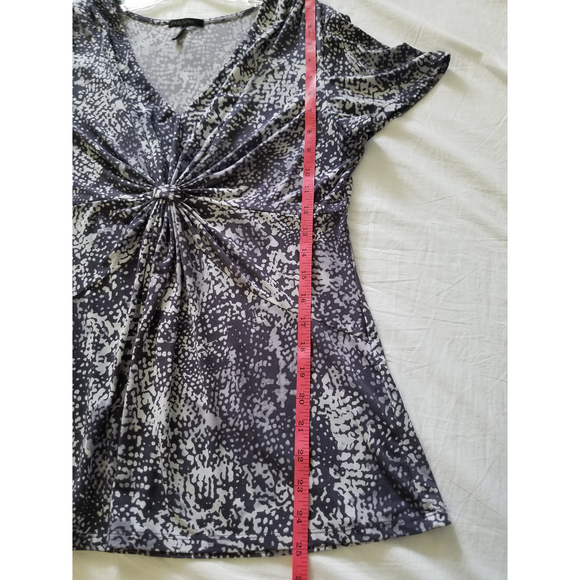 Daisy Fuentes Sz L Short Sleeve Twisted Front BOHO Gray V-NECK Women Top - Picture 7 of 12